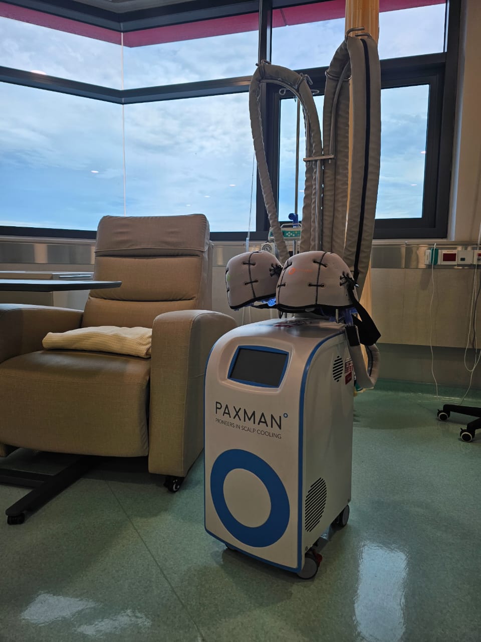 Scalp cooling therapy machine